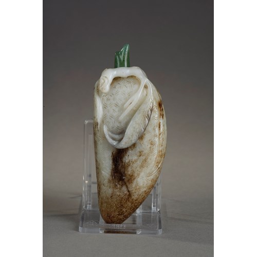 Snuff bottle grey jade nephrite carved in the shape of a margose or balsam pear (bitter cucumber) with its stem, the animated bottom of honeycombs and a bee